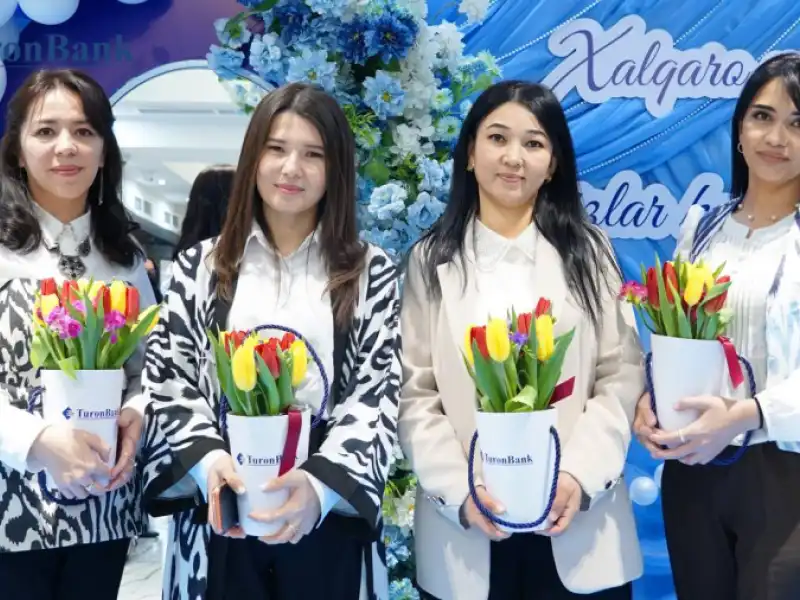 Женщин АКБ "Туронбанк" с раннего утра в праздничном настроении встретили разнообразными цв...