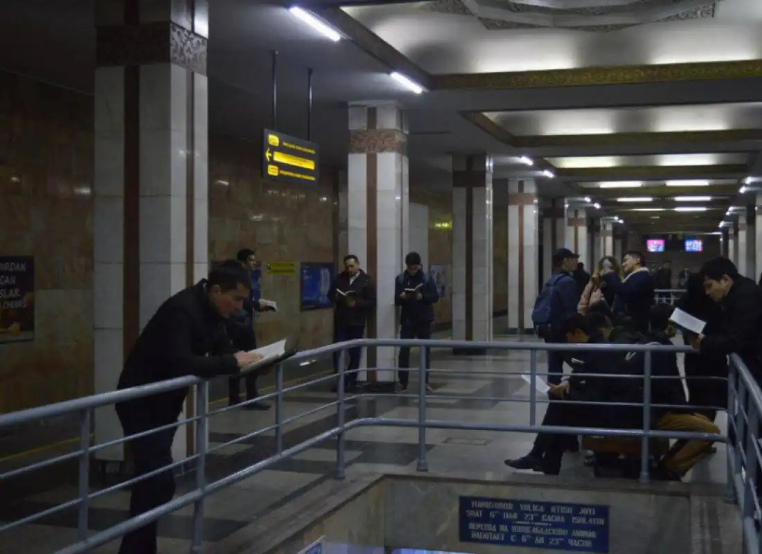 METRODA TELEFONMI… YOKI KITOB?