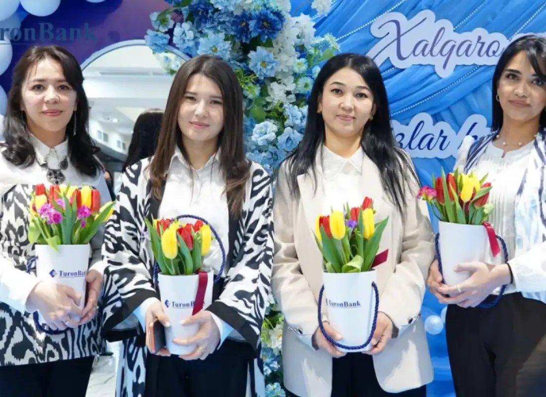 Женщин АКБ "Туронбанк" с раннего утра в праздничном настроении встретили разнообразными цветами